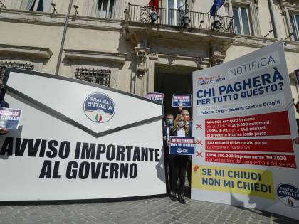 Il blitz-Meloni a palazzo Chigi: "C'è la maxi lettera per Draghi"