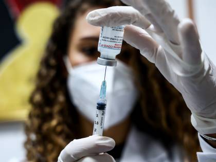 Così cambia il piano: Oxford ai 60-79enni e sì alla seconda dose Pfizer ai più giovani