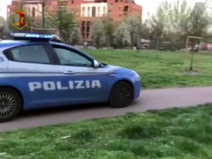Lega il figlio di 16 anni all'auto con il guinzaglio: torture choc dell'albanese