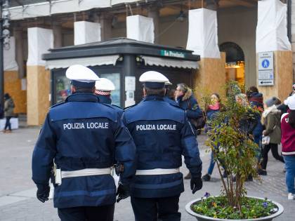 "In Ghana v'avrei tagliato la gola". Poi il migrante picchia gli agenti