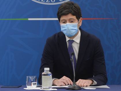 Speranza ci ripensa. Il freno ai viaggi: tamponi obbligatori e mini-quarantena