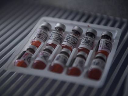 AstraZeneca cambia e diventa "Vaxzevria". Ma è caos a Berlino: "Solo per gli over 60"