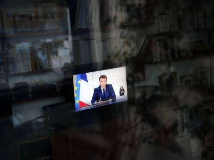 Macron mette tutta la Francia in zona rossa. "Dobbiamo resistere ancora, ne usciremo"