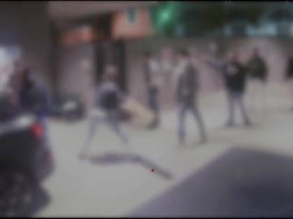 Branco rapina e pesta i passanti a caso: assalto choc all'Arco della Pace