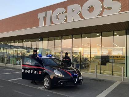 Ruba al supermercato. E i carabinieri pagano la spesa per l'anziano