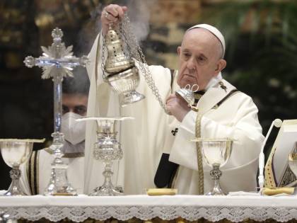Papa Francesco stupisce ancora e celebra la messa del Giovedì Santo a casa di Angelo Becciu