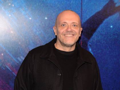 Il chiodo, il deca, la disco. I "fighissimi" anni '90 tornano con Max Pezzali