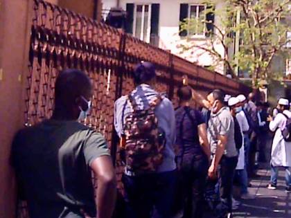 Folla e mascherine abbassate: ecco la moschea abusiva di Milano