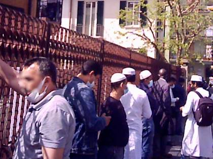 Le immagini dei fedeli assembrati all'esterno della moschea abusiva