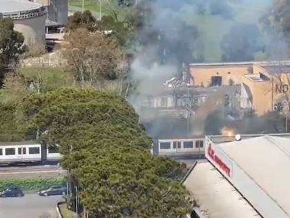 Incendio sul treno Roma-Lido: passeggeri in fuga sui binari