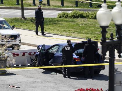 Auto contro la polizia a Capitol Hill: un agente muore accoltellato. Media Usa: "L'uomo è estremista islamico"