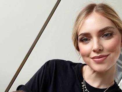 Lite social Ferragni-Regione. Vaccinata la nonna di Fedez