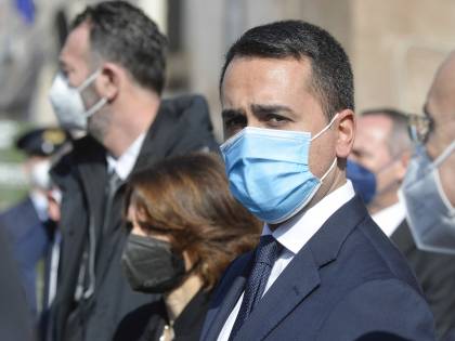 Di Maio nella bufera "Ora venga a riferire. Non li paghiamo per colpire i nostri"