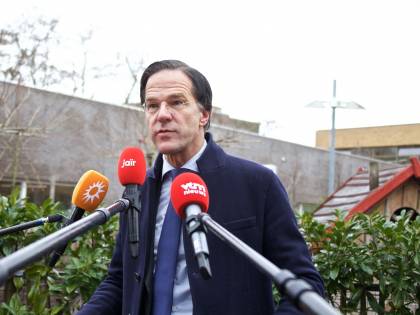 Rutte evita la sfiducia per tre voti. Ma una fotografia lo mette all'angolo
