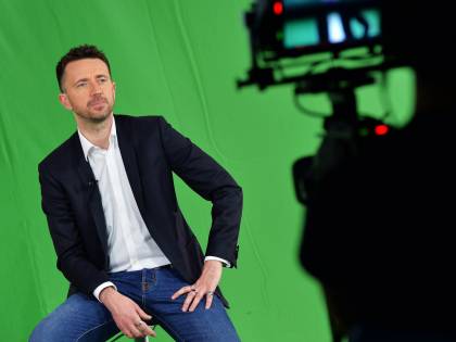 'Non mi chiamo Andrea Scanzi'. Contagiato il sindaco che aveva ceduto la sua dose