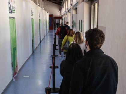 "Qui c'è un progetto eversivo...". Cosa c'è dietro le bombe agli hub vaccini