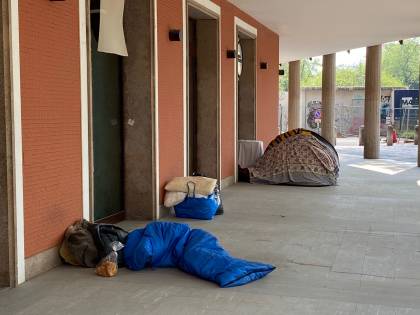 Milano, città del degrado: "Tende e senzatetto in pieno centro"