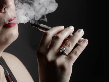 Il Regno Unito sfida l'Oms: "Sbagliato equiparare fumo e svapo"