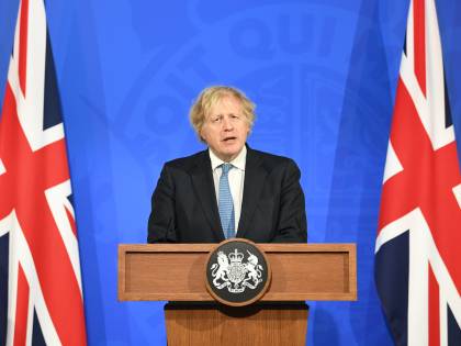 Johnson riapre pub e negozi: due test a settimana per tutti