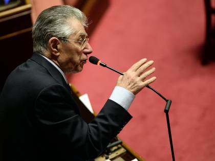 Il ritorno di Bossi a Roma sui banchi del Senato metafora del popolo del Nord che resiste