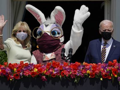 Biden, saluto di Pasqua con coniglio gigante con mascherina