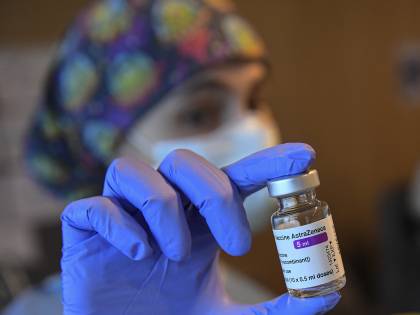 AstraZeneca nel mirino. Ma per i nuovi divieti sotto i 60 anni d'età tutti i Paesi aspettano il verdetto dell'Ema