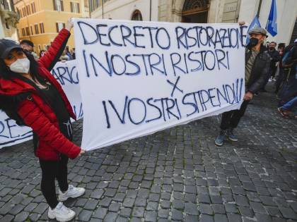 Regioni in pressing per negozi e teatri. Pubblico allo stadio, l'ok per gli Europei