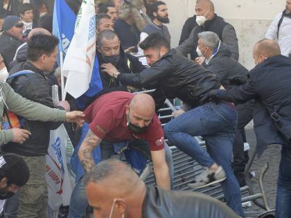 Botte in piazza e due agenti feriti. "Noi imprenditori, non delinquenti"