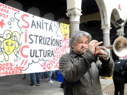 "Non mangiamo più". Rabbia degli ambulanti che bloccano il traffico