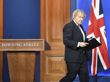 BoJo festeggia con una pinta. Tutti al Pub