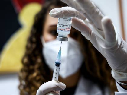 Obbligo di vaccino ai sanitari, così i No Vax lo aggirano