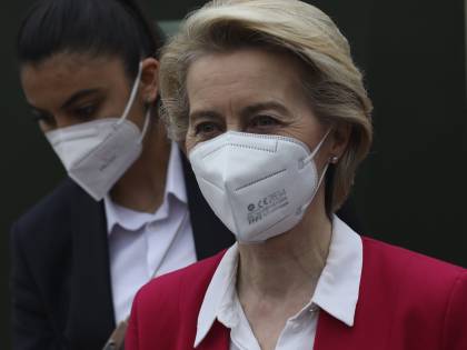 Sofà-gate, Ursula "sola e ferita come donna"