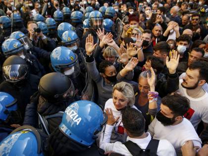 Il grido degli esercenti stremati: basta con i ristori, vogliamo lavorare