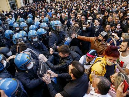 I commercianti tornano in piazza. "Con i violenti noi non c'entriamo"