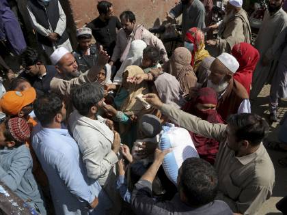 "Stupri sono dovuti a come si vestono le donne". Bufera sul premier pakistano