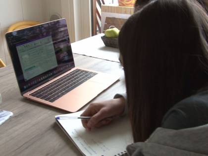 Segregata in casa e minacciata si libera grazie a un'email spedita durante la dad
