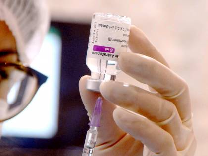 Il giorno più lungo di AstraZeneca: i dubbi sull'età ma lo stop è vicino