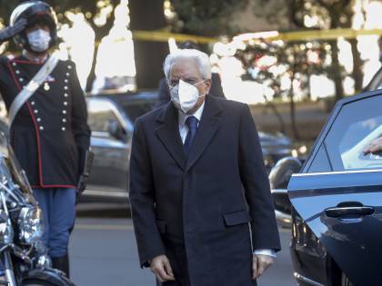 L'omaggio di Mattarella alla Polizia di Stato "Garantite libertà e legalità nell'emergenza"