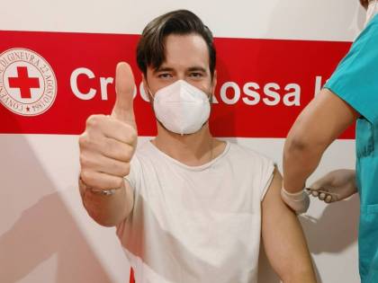 Il compagno della Boschi si vaccina e il web insorge: "Così giovane?"