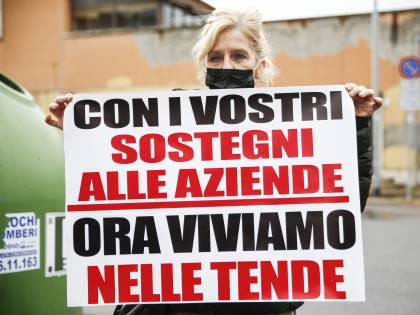 La rivolta delle partite Iva: "Pochi ristori, ora riapriamo"