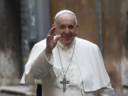 Papa Francesco senza mascherina. Un errore che dà una speranza