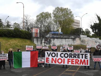 E il popolo di "Io Apro" si ritrova senza piazza