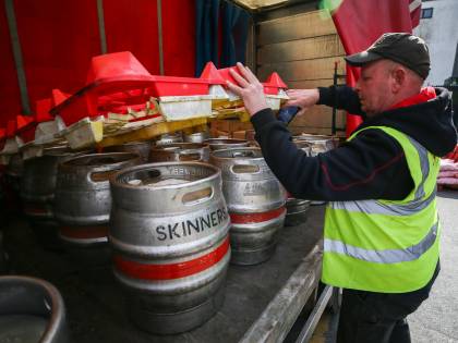 E Londra riapre i pub: "Riprendiamoci la vita"