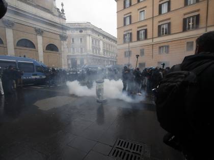 In piazza la rabbia contro le chiusure. "Dignità e lavoro". Scontri con la polizia: idranti sui violenti