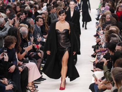 Valentino s-veste la fluidità di genere. La moda diventa una tribuna politica
