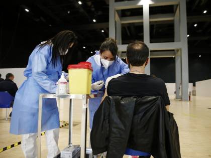 Vaccinazioni con un microchip: "Ecco perché il futuro è questo"