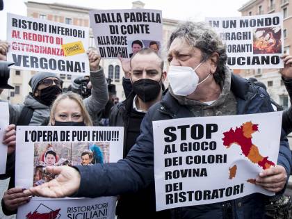 Lo dicono pure Burioni e Pregliasco: "Perché bar e ristoranti vanno aperti"