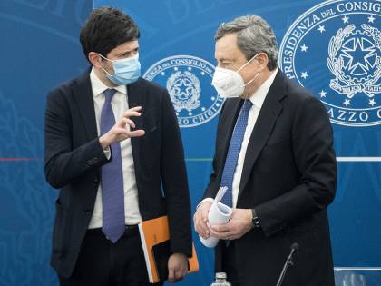 Speranza: "Valutazioni su J&J ma è vaccino da usare. Riaperture? A maggio"