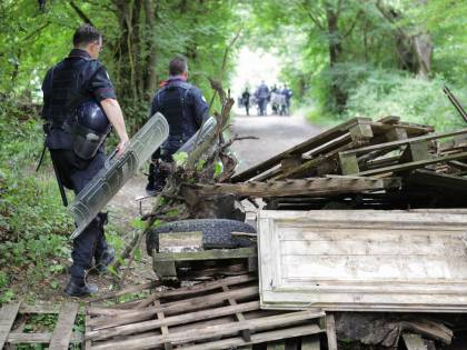 Torna la violenza No Tav: vicequestore ferito al petto da una pietra