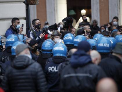 Se non picchi non esisti. E la protesta sparisce